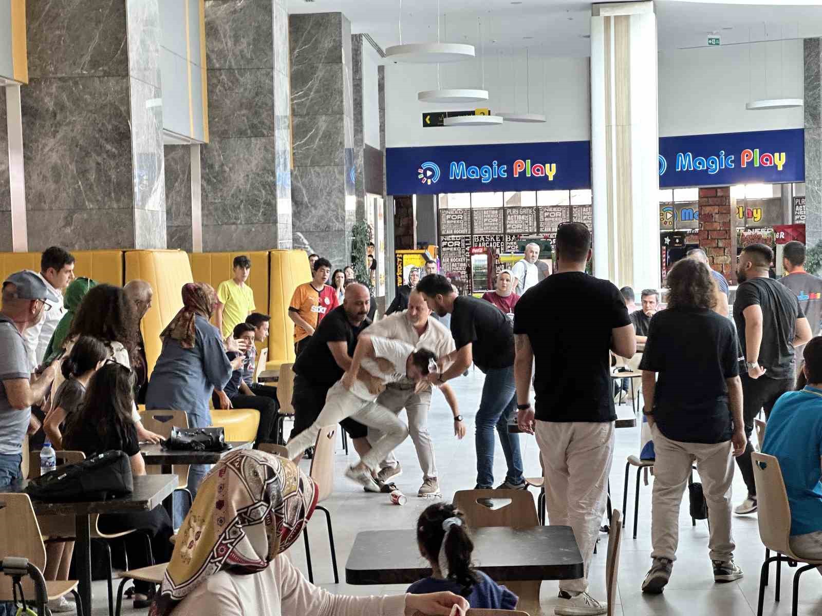 Alışveriş merkezinde "Heimlich" deneyi: Önce korkuttu, sonra büyük alkış aldı
