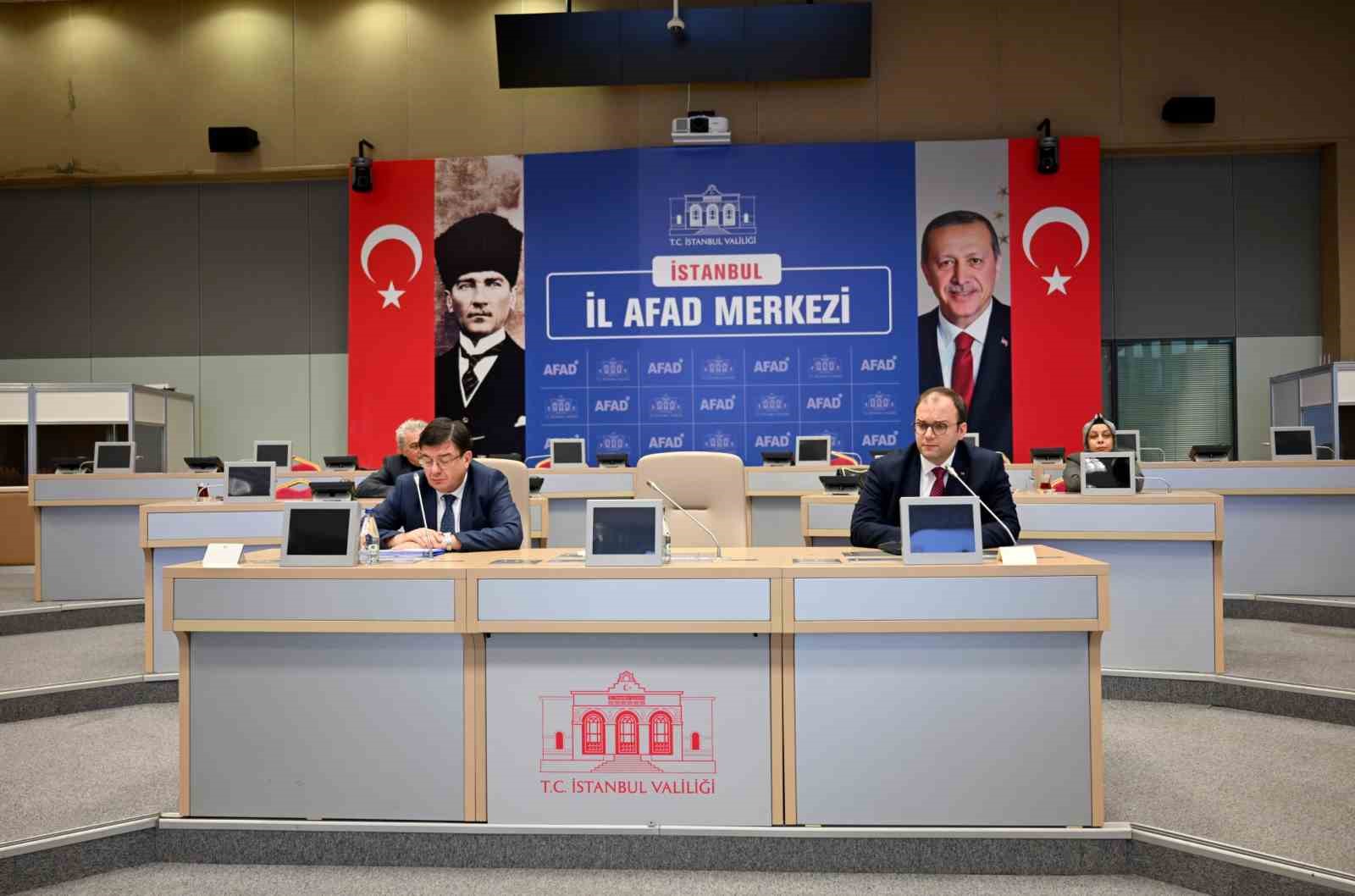 İstanbul Valiliği ve İl Sağlık Müdürlüğünden "fermuar sistemi" toplantısı
